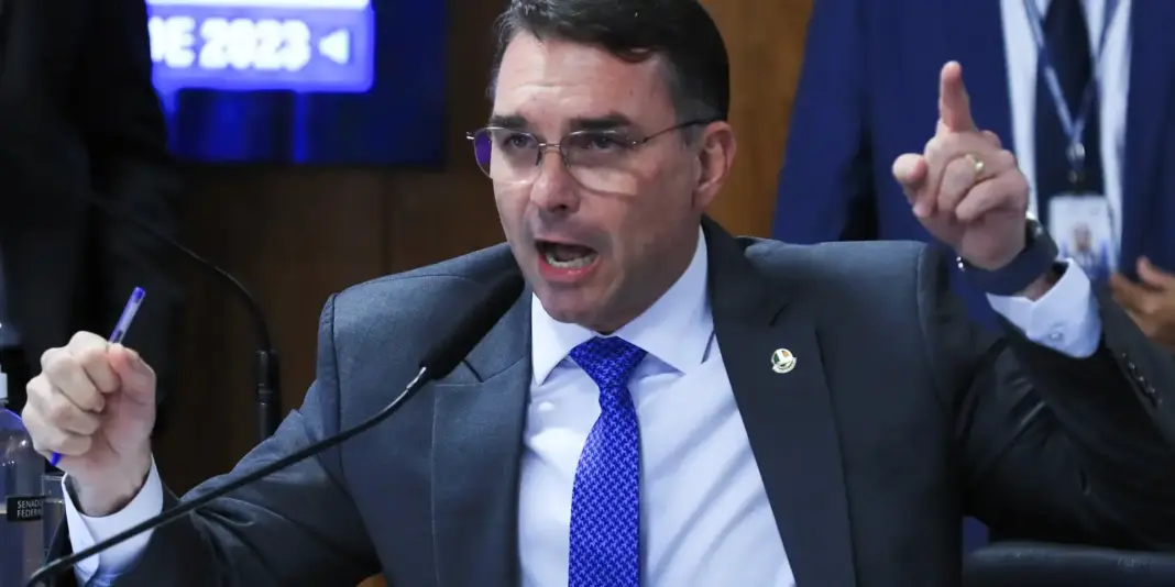 Missão pede investigação sobre suposta filiação falsa de Flávio Bolsonaro ao partido