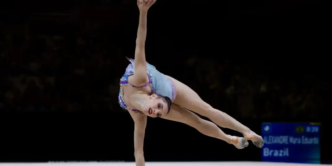 Babi e Maria Eduarda se destacam no primeiro dia do Mundial de Ginástica Rítmica