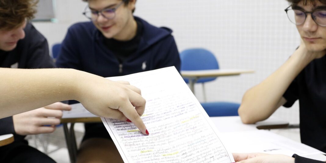 Alunos podem consultar cartilha de redação do Encceja 2026