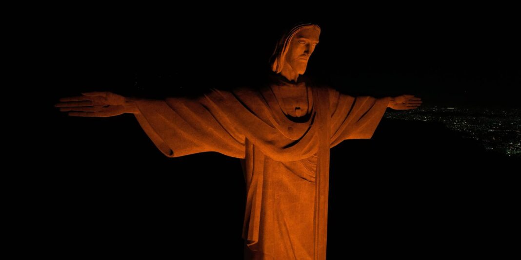 Cristo Redentor é iluminado em laranja para conscientização sobre o feminicídio