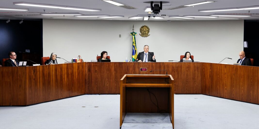 Dino e Moraes propõem reavaliação da dispensa de diploma para jornalistas