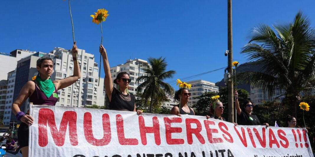 Mulheres realizam manifestações em apoio à votação do PL da Misoginia