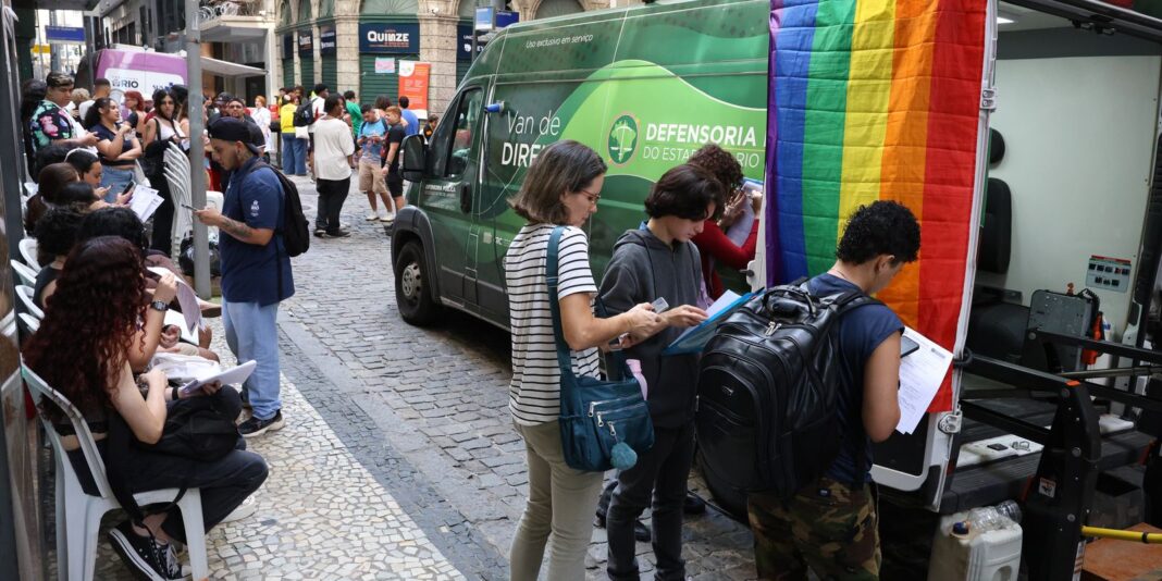 Transexuais e travestis realizam ato no Rio de Janeiro em defesa da democracia