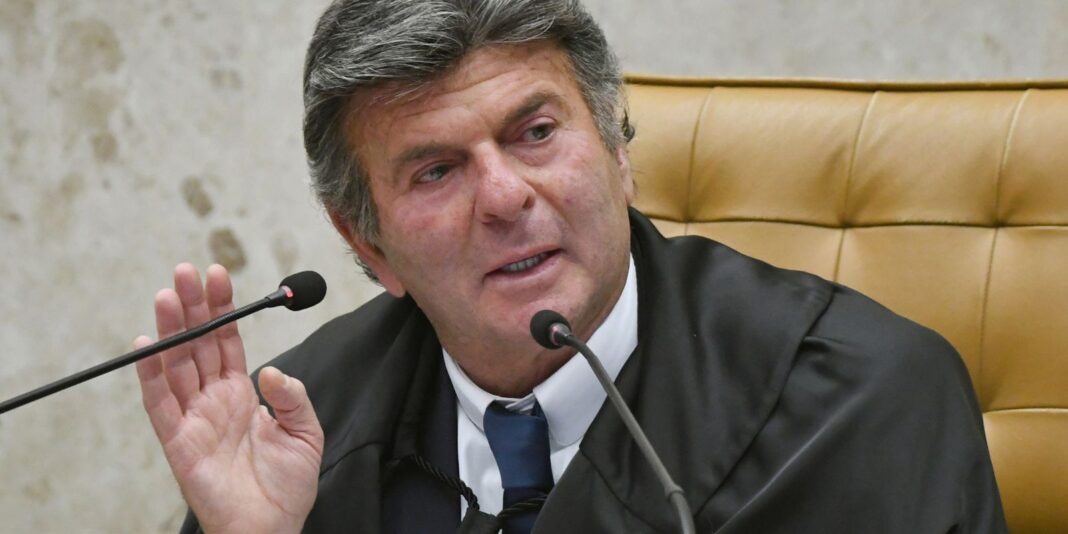 Fux suspende decisão de Dino que restabelecia posts de Nossa Senhora