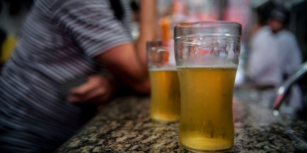 Especialistas alertam sobre risco de cegueira associado ao consumo de álcool e cigarro