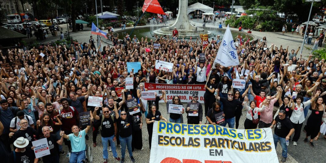 Professores de escolas particulares do Rio de Janeiro realizam greve de 24 horas