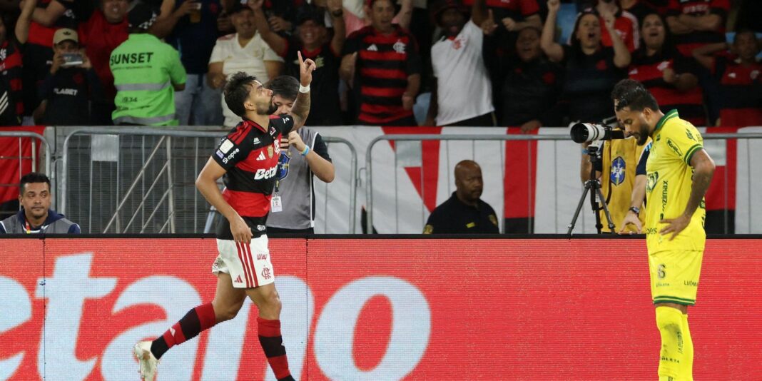 Flamengo conquista vitória e se aproxima do Palmeiras, líder do Brasileirão, com um ponto de diferença