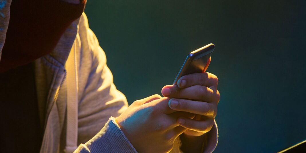 Pesquisa indica que apostas online podem resultar em endividamento rápido.