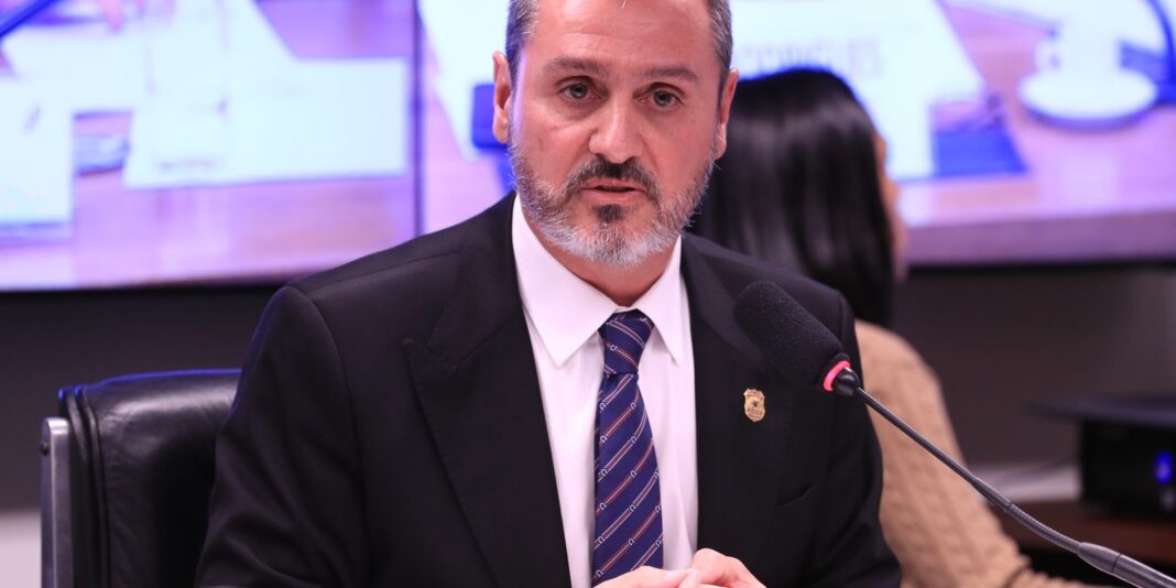 Dino determina reintegração de Andrei Rodrigues no comando da Polícia Federal
