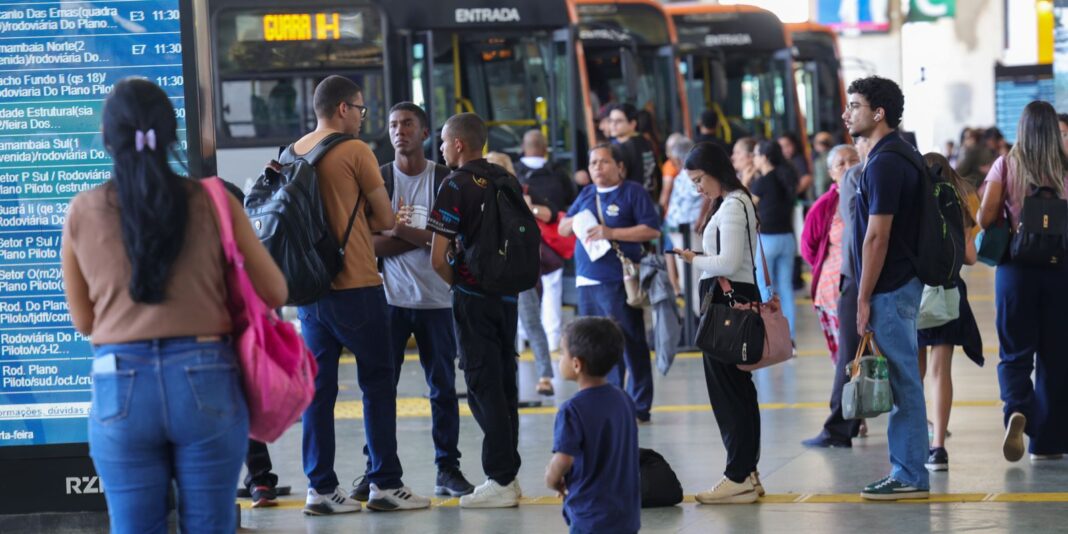 Setor de serviços mantém estabilidade em julho e registra alta de 2,4% em 12 meses