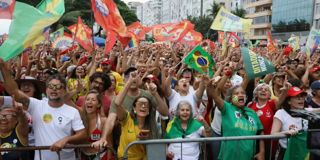 Ato em apoio à democracia e a Lula reúne milhares em Copacabana