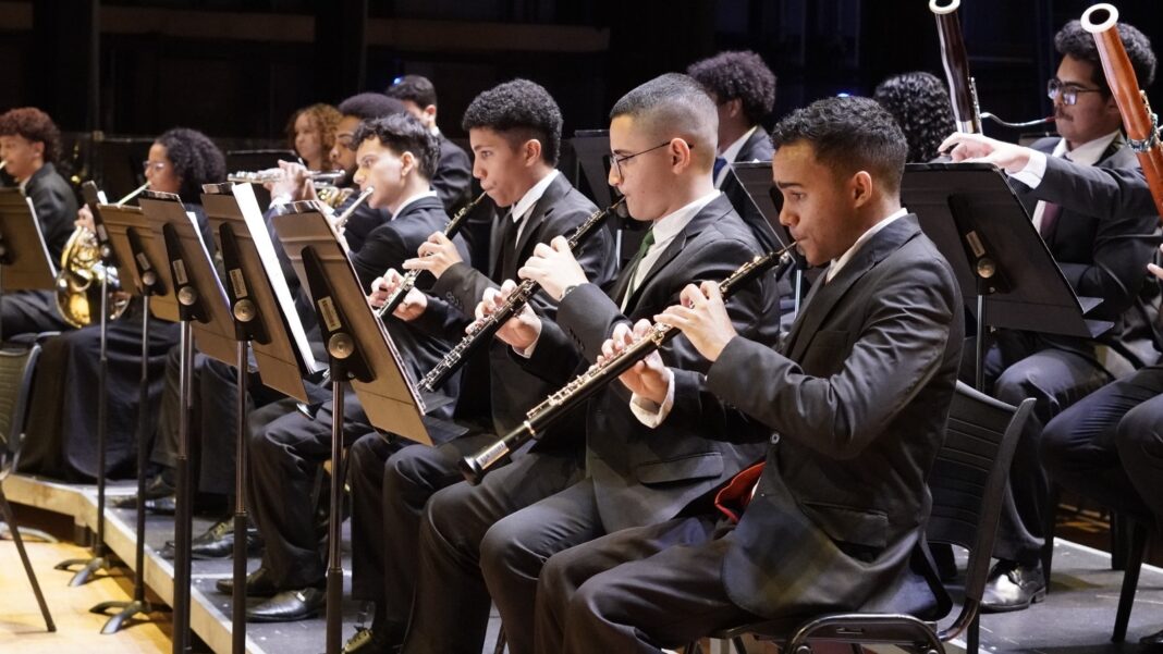 Orquestra Sinfônica Juvenil apresenta Rock Sinfônico no Basileu França