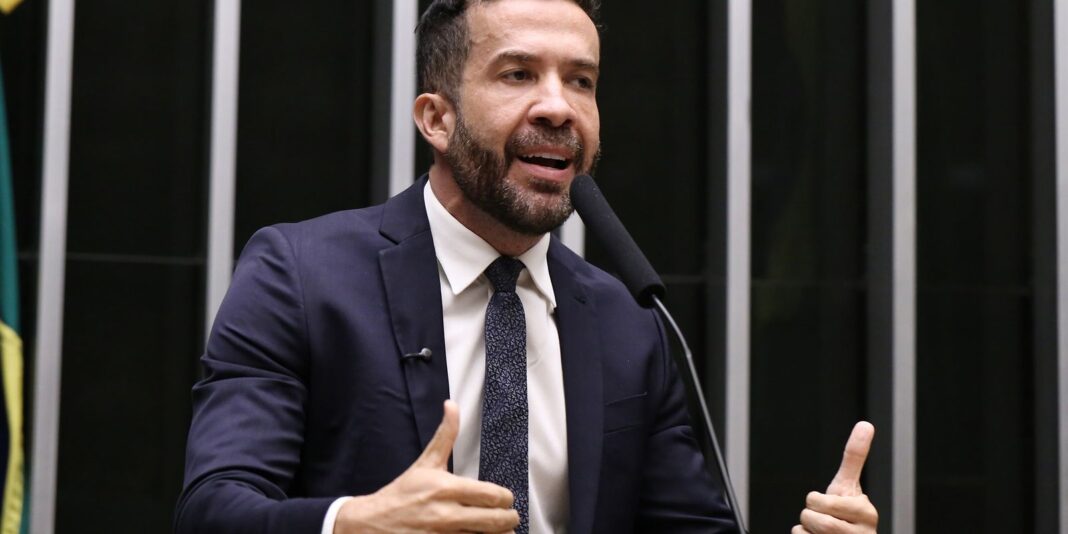 Deputado André Janones é internado com arritmia em São Paulo